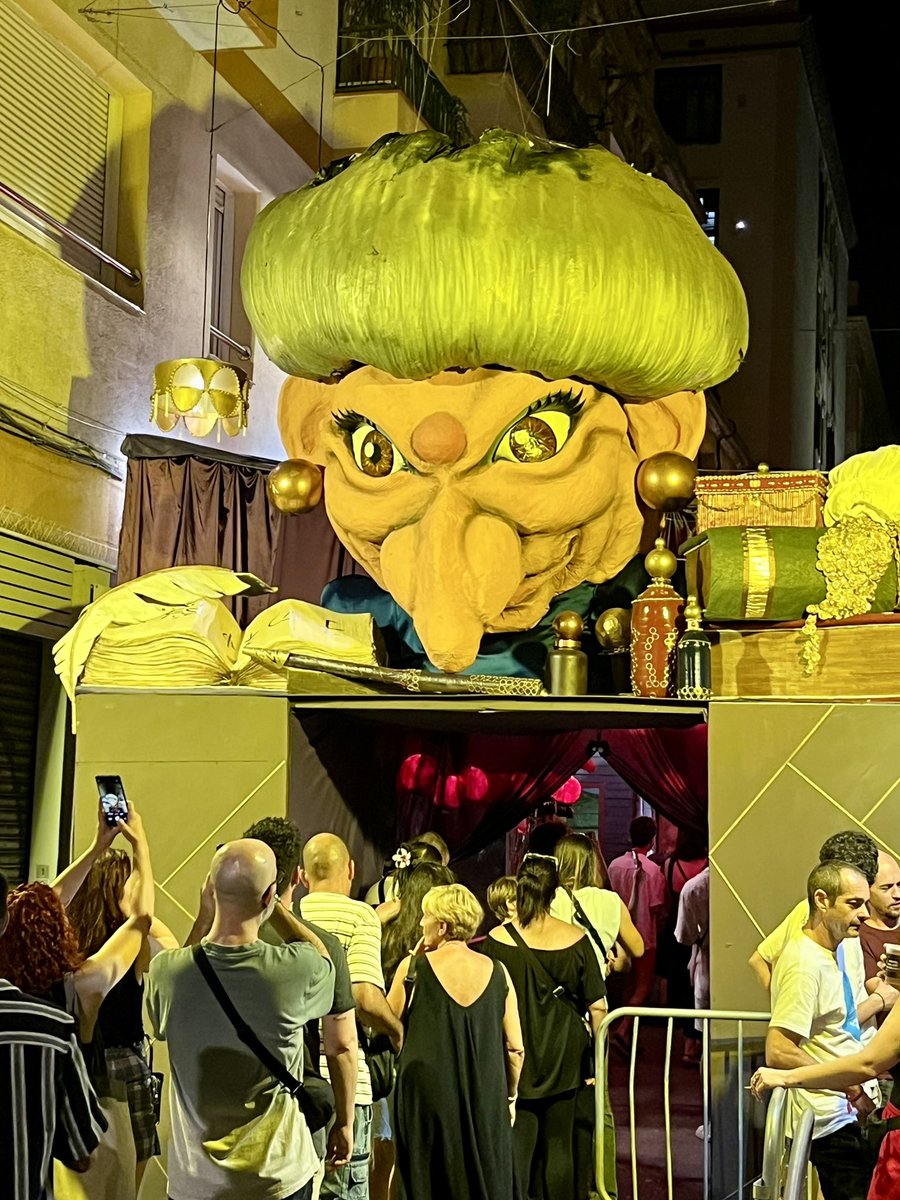 Por fin, último día de las fiestas de Gracia, he podido ver la calle con los mejores adornos y vencedora del concurso.

Es la calle Mozart y es una pasada. Mini hilo con fotos.

Estas 2 son de la entrada (noche) cuando el tiempo de espera para entrar era de cerca de 1 hora.

1/4