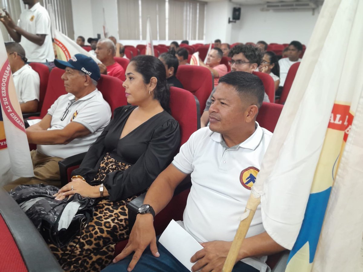 conusi21's tweet photo. 📢 Hoy, el Directorio de SINTUP sostuvo un importante conversatorio con Rafael Freire, Secretario General de la CSA. #SINTUP #CSA #CONUSI https://t.co/aHr0jn5kr8