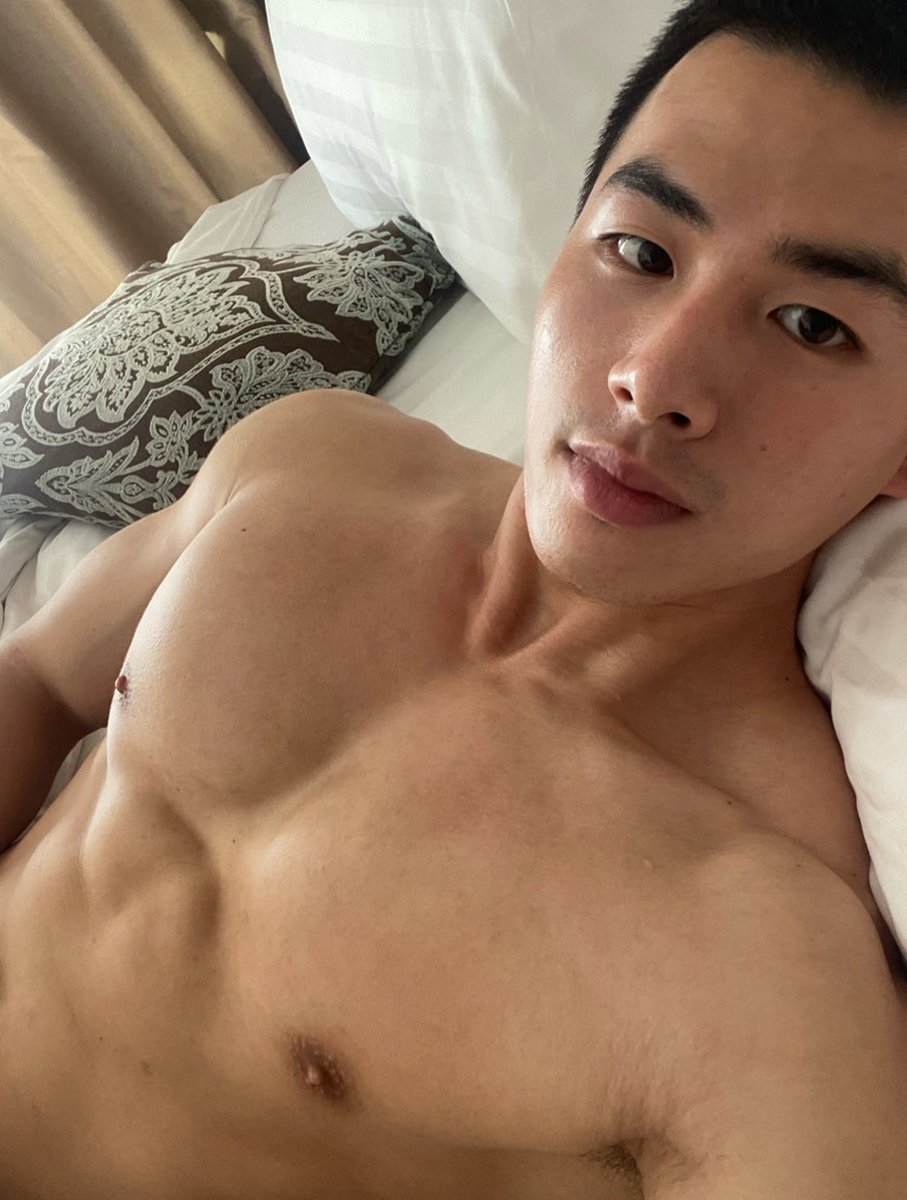 我沉寂大半年，安安静静的在成都享受生活喝酒吃肉玩弟弟，so别造我，我想出来造自然会更新动态