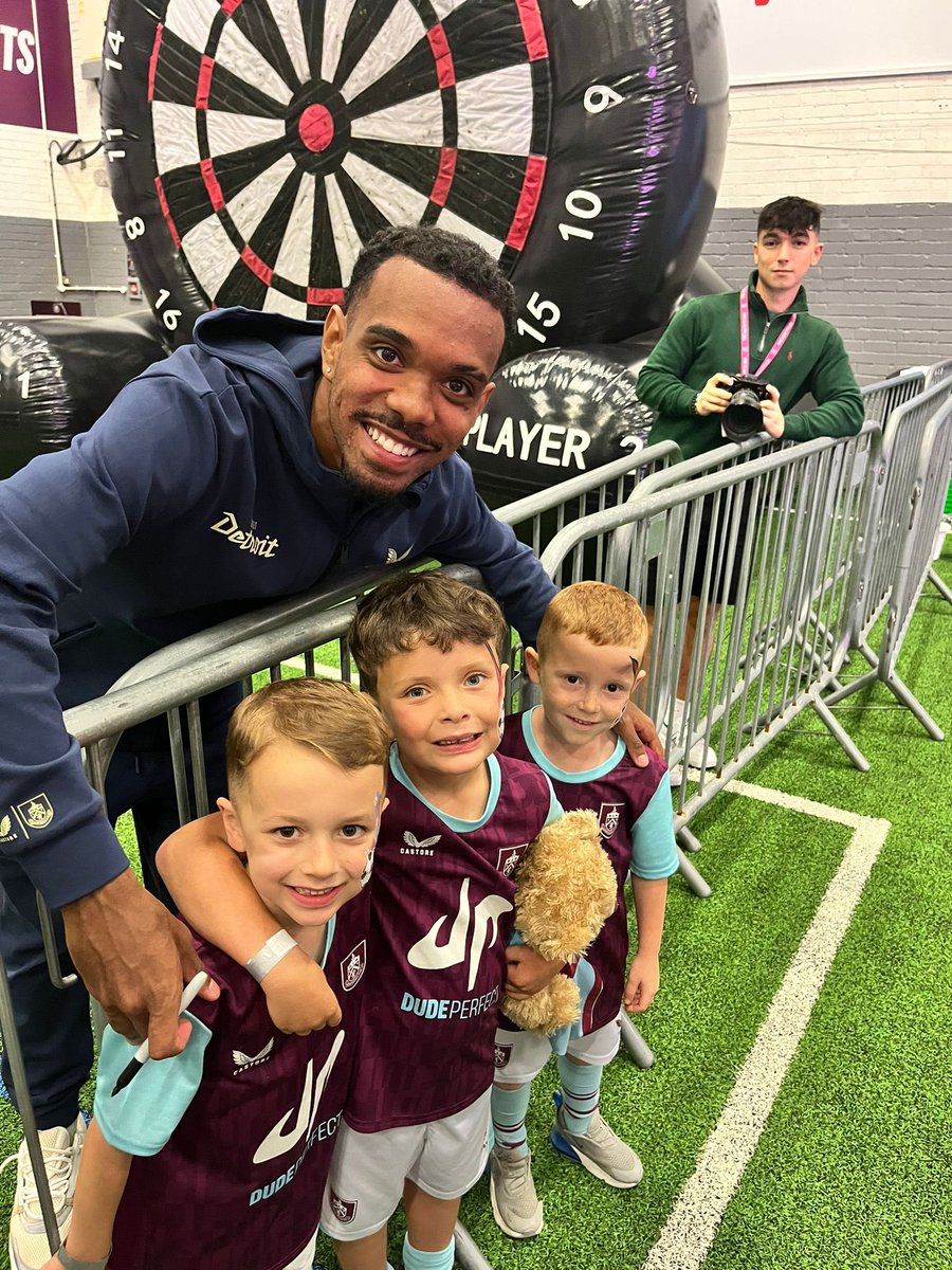 Crawford85's tweet photo. Fantastic day @BurnleyOfficial 
@lucaspsilvaz_ 💜💙⚽️ https://t.co/pFOeqHSLmQ