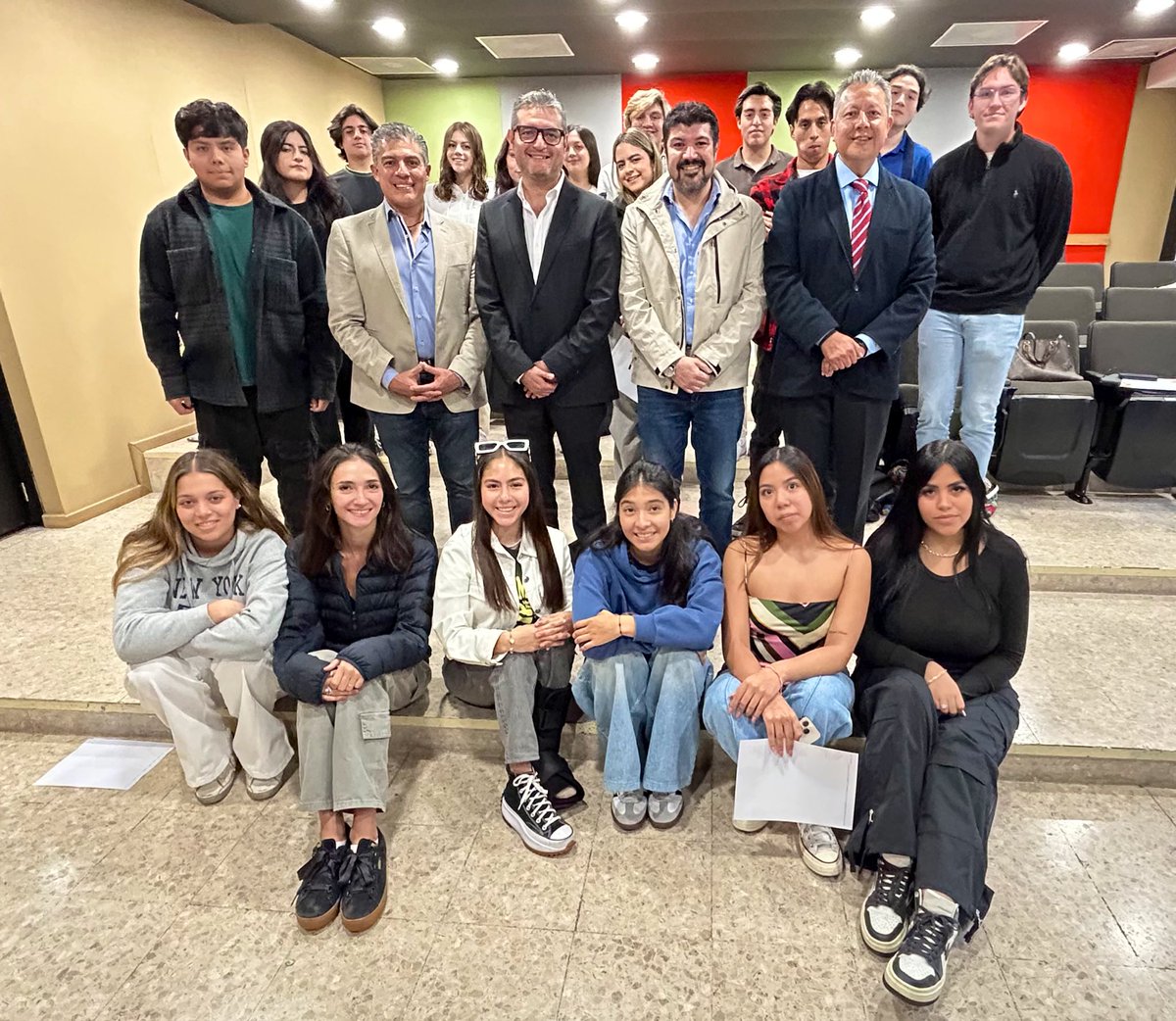 El día de hoy llevamos a cabo una entrevista exclusiva para #AltaVelocidadRadio desde las cabinas de <a href="/RadioAnahuacAM/">Radio Anáhuac</a> con <a href="/RubenHG/">Ruben Hoyo</a> de <a href="/KiaMexico/">Kia México</a> y con José Luis Arenas Director General de <a href="/SorteoAnahuac/">Sorteo ANÁHUAC</a> para platicar de #KIAK3 modelo parte de los premios 
<a href="/anahuac/">Anáhuac Campus Norte</a> 
<a href="/Lau_TiradoPR/">Laura Tirado</a>