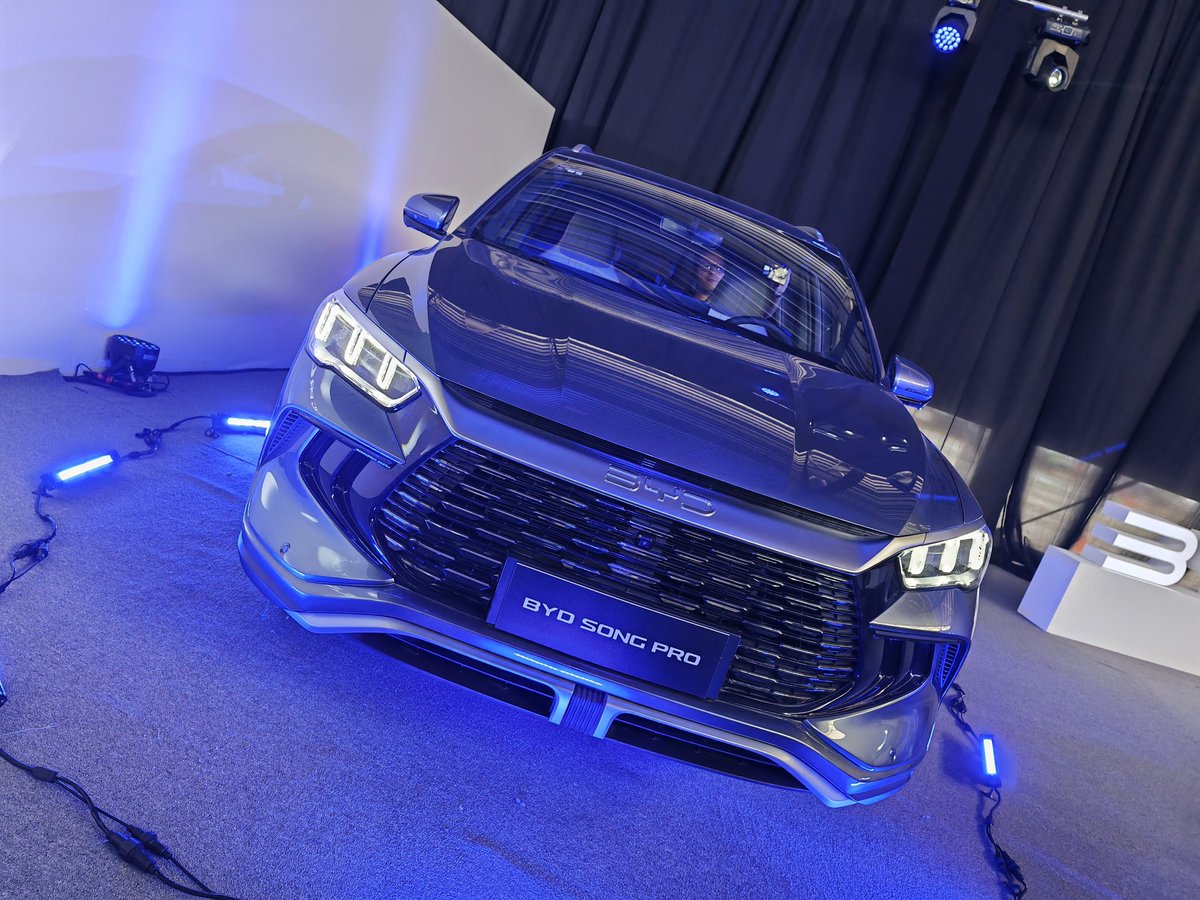 GeekZillaTech's tweet photo. Hoy estamos en el lanzamiento de la nueva #BYDSongPro, la nueva SUV híbrida enchufable. Esta SUV te da 1001 km de autonomía combinada, además de que gasta 22.7 km por litro.
#BYD #SongPro #automobile #automotriz https://t.co/JHrhL5PZkE