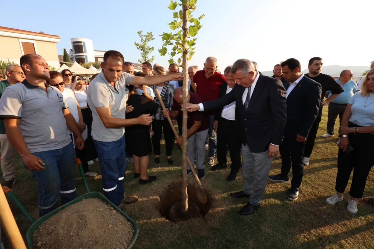 mustafagnyresmi's tweet photo. Ali İsmail Korkmaz parkımızın açılışını yaptık. Ali İsmail’in kıymetli annesi Emel Korkmaz, babası Şahap Korkmaz, Ağabeyi Gürkan Korkmaz bizlerle birlikteydi. Ayrıca bizleri yalnız bırakmayan CHP Yerel Yönetimler ve Dirençli Kentlerden Sorumlu Genel Başkan Yardımcımız Sayın Gökan Zeybek, CHP Kadın Kolları Genel Başkanı ve Osmaniye Milletvekilimiz Asu Kaya, CHP İzmir Milletvekilimiz Ednan Arslan, CHP İzmir İl Başkanımız Şenol Aslanoğlu,CHP İzmir İl Kadın Kolları Başkanımız Zahide Kurun, CHP Güzelbahçe İlçe Başkanımız Devrim Seyrek, Bornova Belediye Başkanımız Ömer Eşki, Bayraklı Belediye Başkanımız İrfan Önal ve kıymetli misafirler bizleri onore ettiler. Ali İsmail artık Güzelbahçe’nin bir evladı olarak hep yaşayacak ve yaşatacağız.

#aliismailkorkmaz