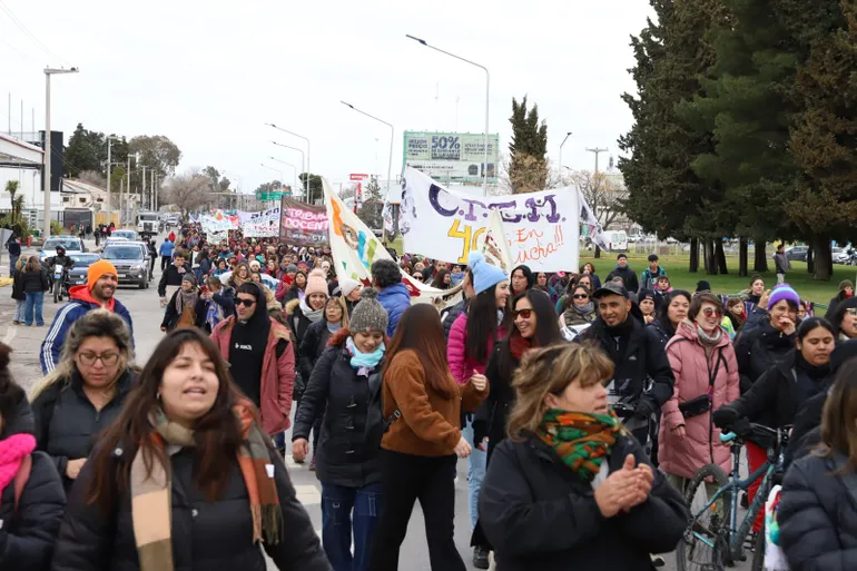 LpezAlejandro's tweet photo. 🚨 #ParoDocente #48hs #ATEN no descarta movilizarse en #VacaMuerta
Es una posibles medida en caso de que sigan sin obtener respuestas a sus reclamos.
mañana siguen las medidas, con asambleas en toda la provincia de #Neuquen https://t.co/VrzJXUhF1D