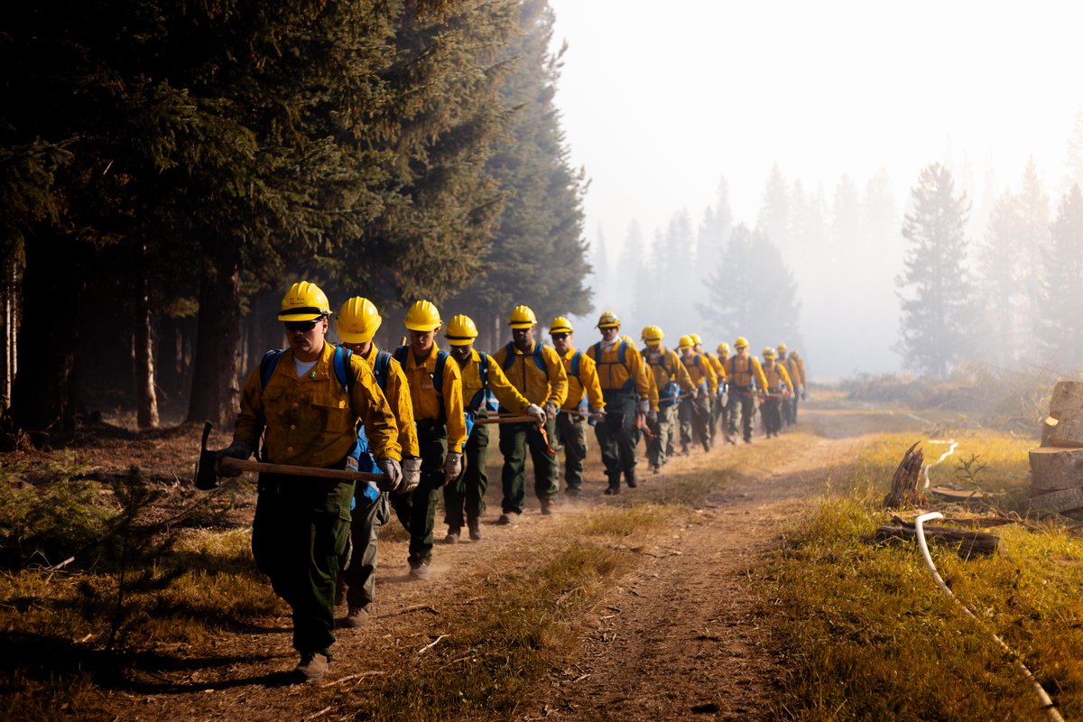 USArmyNorth's tweet image. Good to see our #Soldiers working alongside the #NIFC in the battle against wildland fires in Idaho. #ArmyNorth, as #NORTHCOM's #JFLCC remains committed to providing #DoD support to the #NIFC to respond quickly to assist our local, state, and federal partners.