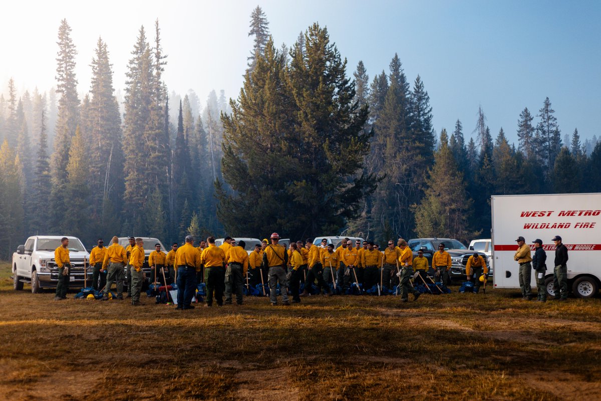 USArmyNorth's tweet image. Good to see our #Soldiers working alongside the #NIFC in the battle against wildland fires in Idaho. #ArmyNorth, as #NORTHCOM's #JFLCC remains committed to providing #DoD support to the #NIFC to respond quickly to assist our local, state, and federal partners.