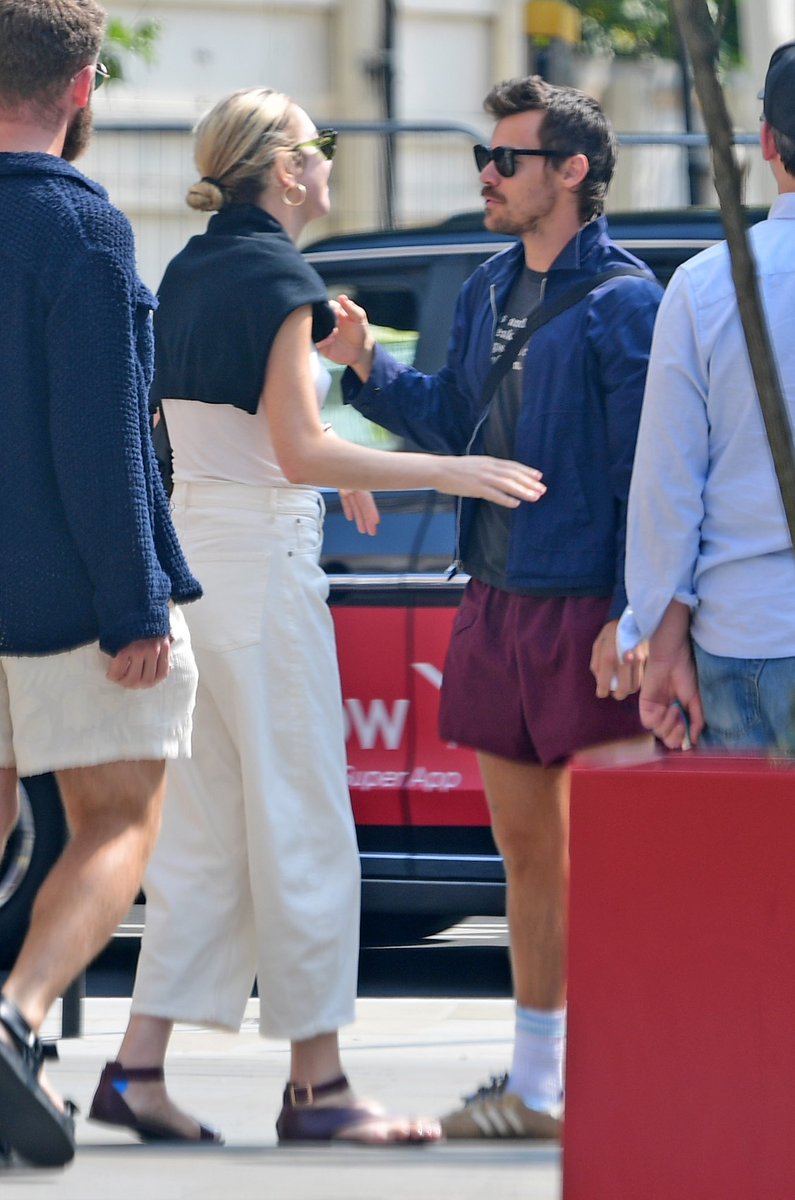 hsdcandids's tweet photo. Harry hugging Este Haim in London recently - 18 August https://t.co/fy44LeRtiD