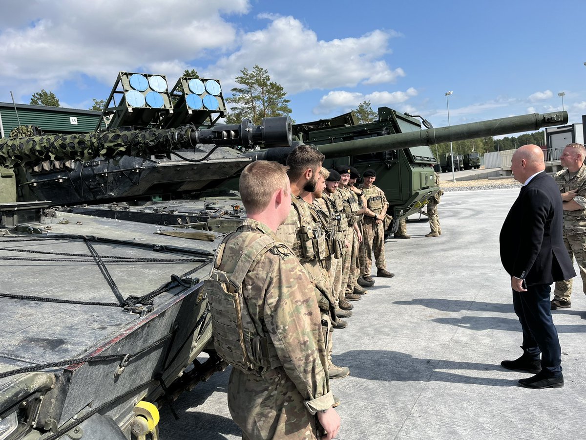 DkDefatBaltic's tweet photo. Happy to join Danish speaker of parliament mr. Søren Gade visit today to multinational Division North and Danish Battalion in Camp Valdemar.
Engaged talks with COM MND N, MG Jette Albinus and enthusiastic interaction with Battalion personnel on all levels. #DanishArmy #NATO 
🇩🇰🇱🇻 https://t.co/j2EbgRoe5L