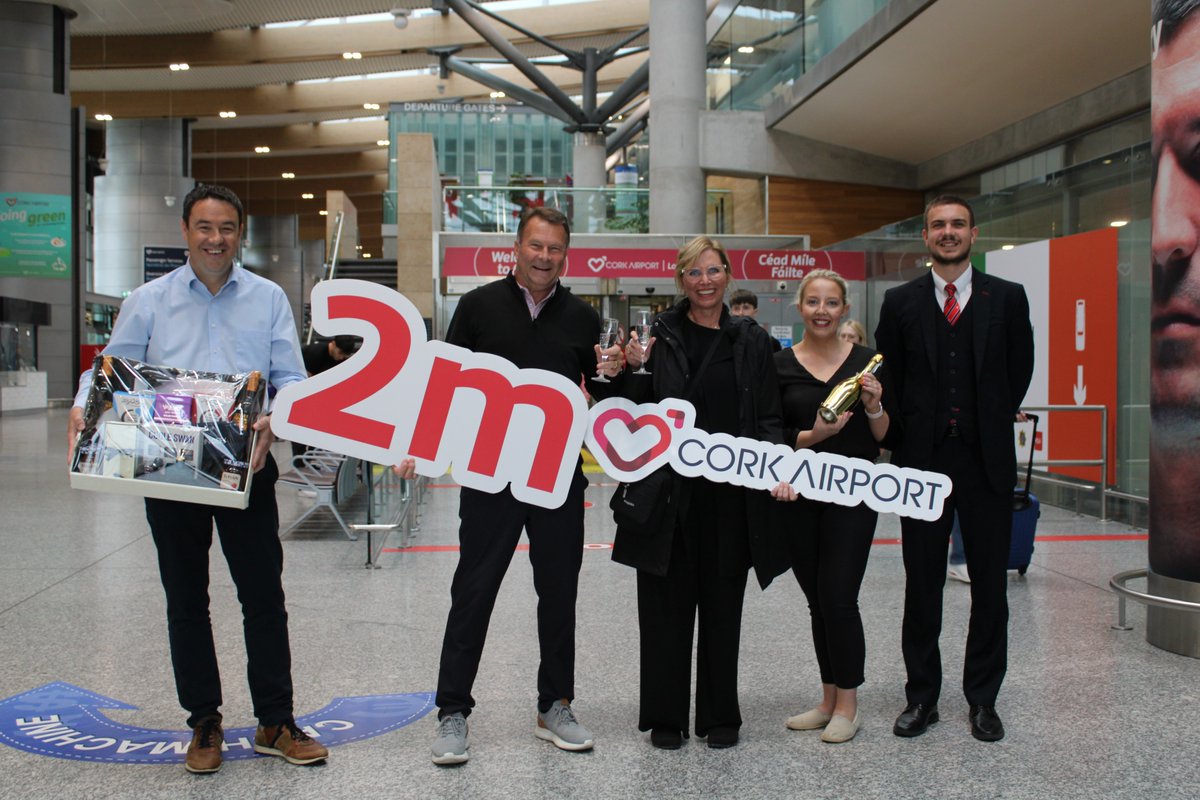2️⃣,0️⃣0️⃣0️⃣,0️⃣0️⃣0️⃣ 🥳

Today was a particularly momentous occasion as we welcomed our 2 millionth passenger this year! 🍾

Greg Baxter from Nebraska, USA, who arrived from Amsterdam accompanied by his wife Adriene, was our lucky passenger! 🛬 🇺🇸

Greg and Adriene flew from Nebraska