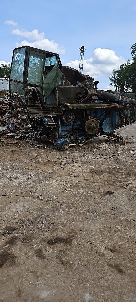 #640 Ford combine , about used up.