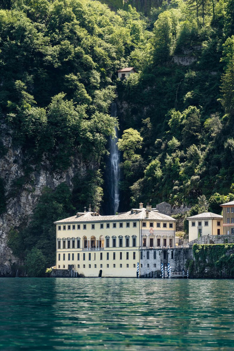 Did you know that behind Villa Pliniana, there is a 70-meter waterfall? Mesmerizing scenes at Lake Como are always a guarantee!
.
.
#LakeComo #VillaPliniana #Italy #Palazzo #WeddingDestination #VIlla #Private #Palace #Destination