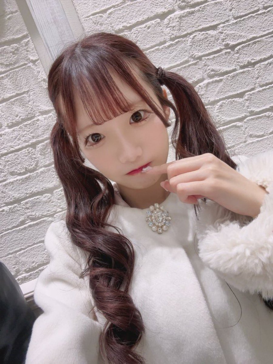 お疲れ様です！！

楽しく8月を過ごしてるとあっという間に残り1週間程になってて、かなり驚いてます。
8月何したかなぁ…
推しの曲聞いて、のんびり生活して、引っ越しなどをしてただけ…

8月も残りわずか…
ゆっくり生活していこ！

#8月20日
#言葉ことね

#1741日目
#1日の出来事と共に推しを貼る