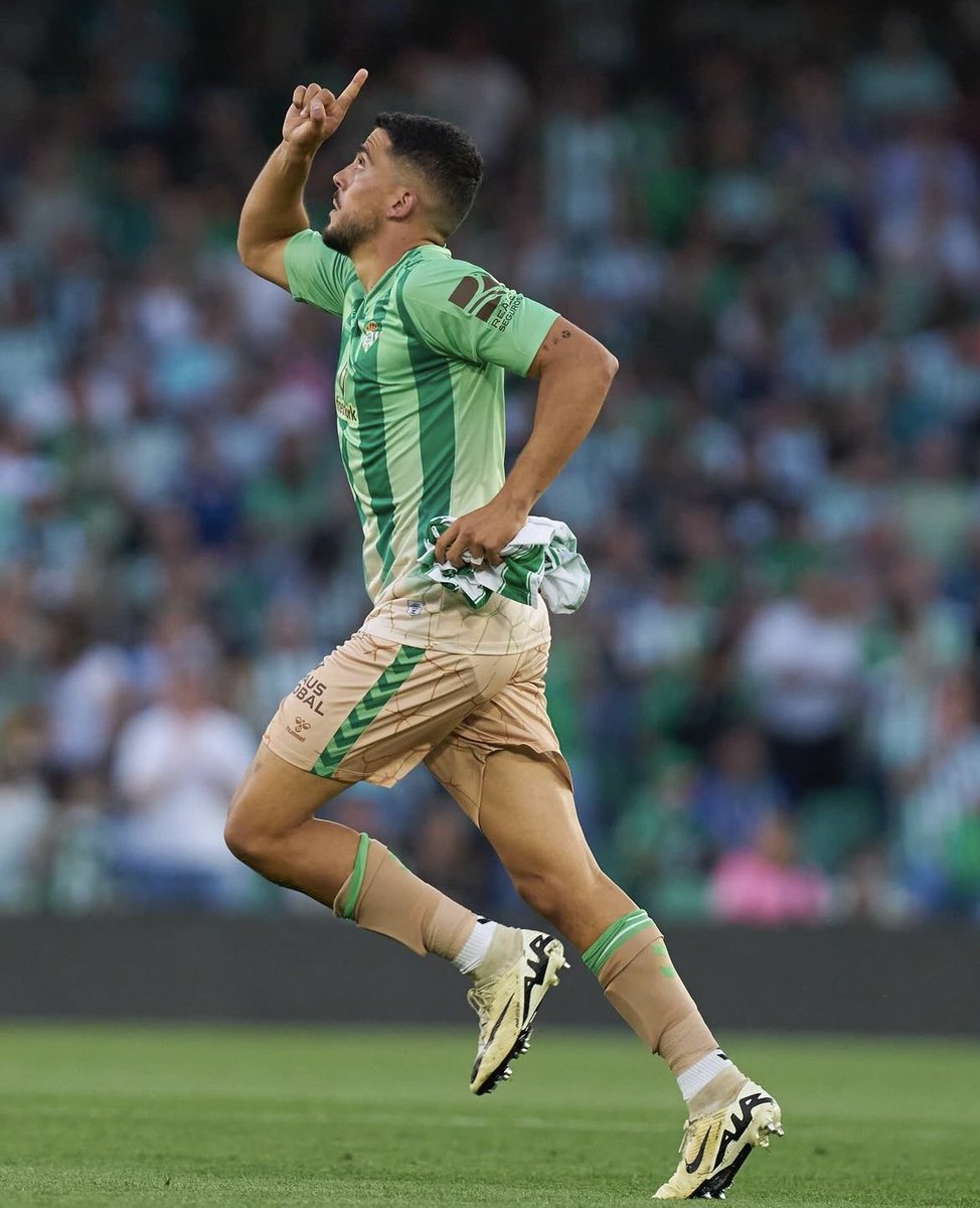 ElMagoBotas_'s tweet photo. Querido bético:
Que nadie te diga que no puedes ilusionarte por tener en plantilla a jugadores como Nabil Fekir, Isco Alarcón, Johnny Cardoso, Pablo Fornals, Abde o Vitor Roque.
Ilusiónate todo lo que te dé la gana y más. Que demasiado hemos pasado. Viva el Real Betis Balompié. https://t.co/jFhDLyJm9Y