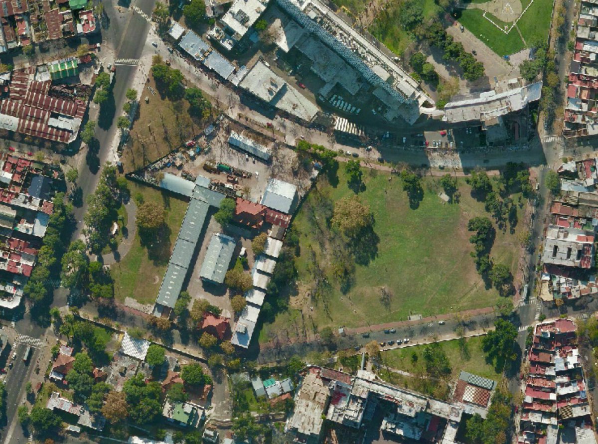 paisajeante's tweet photo. Secuencia de fotos satelitales del Parque Uriburu con ocupación ilegal de empresas Techint y SBASE, de 1 hectárea de las 3 que tiene de superficie este parque, que están denunciando desde @parqueuriburu .
Años: 2009 (jacarandás en flor, sin ocupar), 2013, 2017 (+ extensa) y 2024. https://t.co/e3zYKhEwxQ