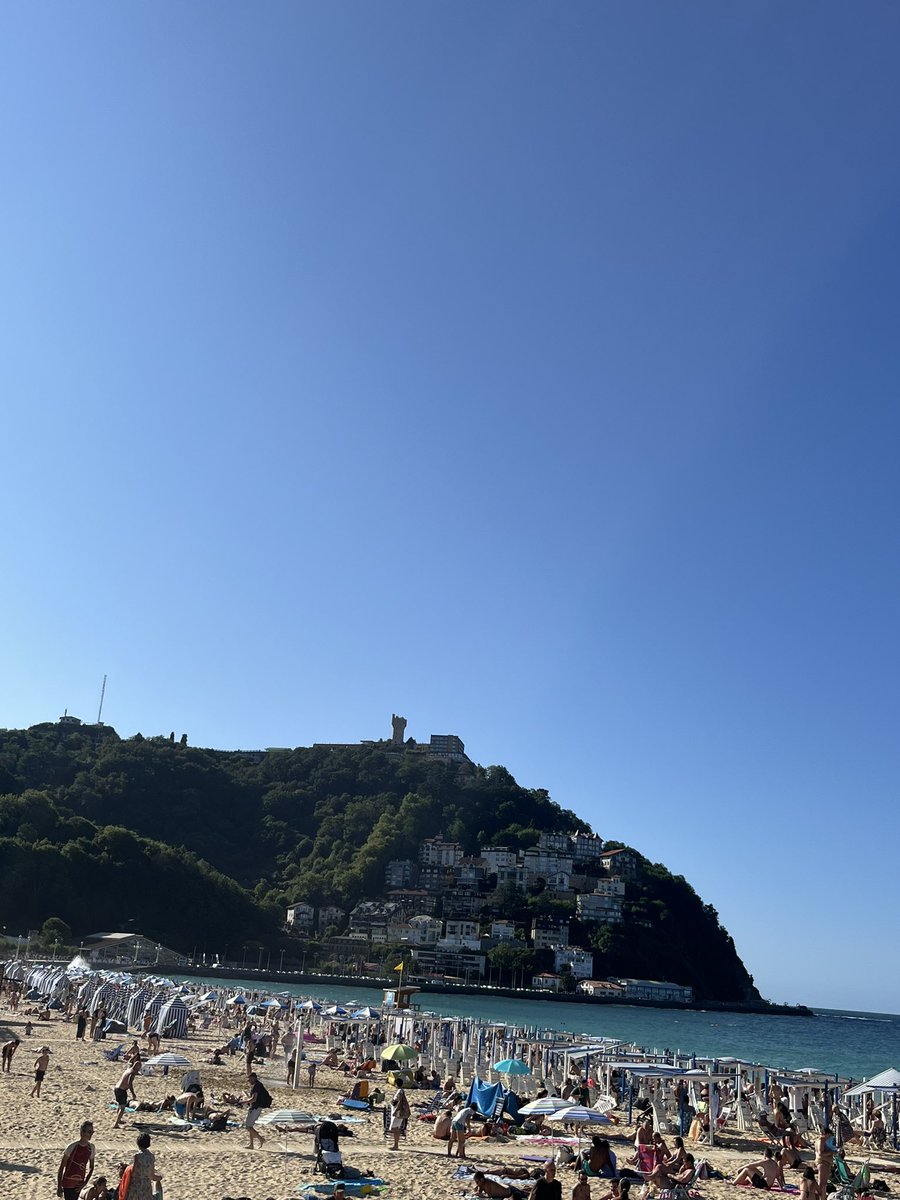 AinaraLo tweet media