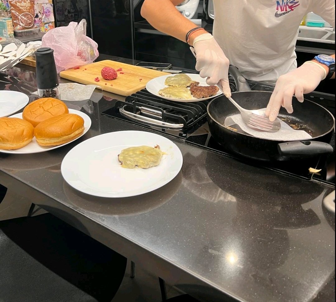 Hey <a href="/GordonRamsay/">Gordon Ramsay</a> thumbs up for your smash patties!!!