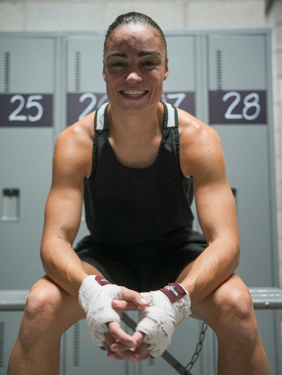 CaroVeyre's tweet image. ⏳ Less than 1 month to go! Fr tho, I always keep that smile, but it’s all about staying locked in. 💪 Last vid from yesterday’s grind—second session of the day, and after that, I went straight to bed! 😅

#boxingjourney #womeninboxing #femaleboxer #boxingtraining