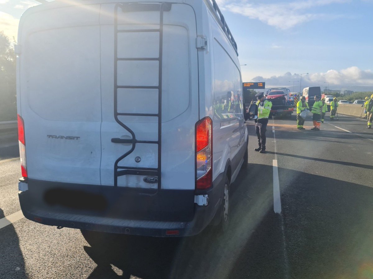 We stopped this driver on the M50 this evening after he was busy photographing an earlier collision while driving.

Three penalty points and a €120 fine have been issued.

Mind your bizz, keep your eyes on the road and don't be distracted.

#SaferRoads