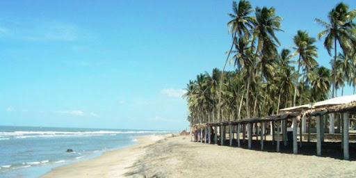 CorresponsalsMX's tweet photo. 🚨Cierra playa 🏖️de #Paraíso en #Tabasco por invasión de #chapopote
La #playaSol fue cerrada al publico debido a la aparición de residuos de hidrocarburo o chapopote. 
El propio ayuntamiento comunicó en sus redes sociales que en coordinación con Petróleos Mexicanos se acordó comenzar a sanear las áreas afectadas por medio de cuadrillas de trabajadores y equipo especializado.