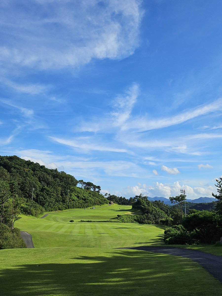 태풍이 지나간 자리  맑고 푸른하늘
#golf #sky #운동 #일탈
순간순간..치밀어 오르는 분노
감정 기복은 있지만..그래도 난
괜찮아..그래..여기까지 잘왔다~♡