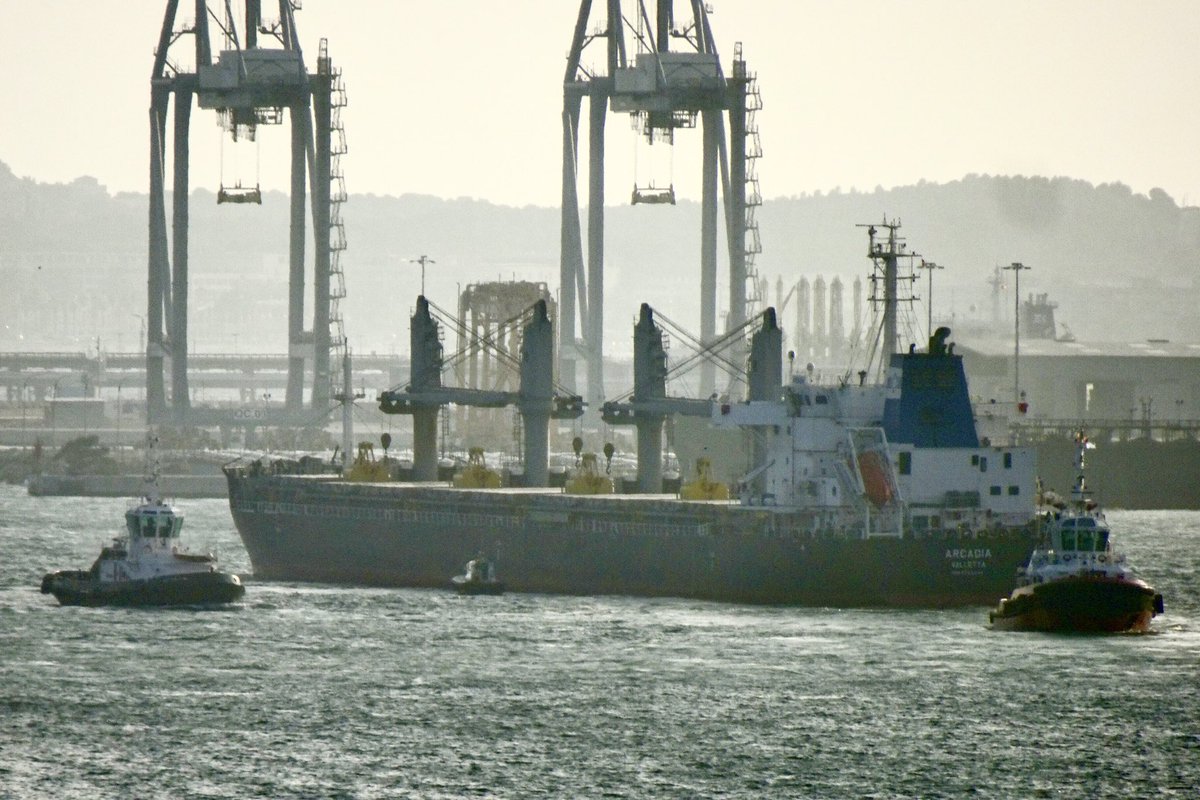 AfricaUya's tweet image. ARCADIA departing 👋🤓 #Pilot #tug #Tarragona #ship #VTS #port #shipspotter #maritime #Wednesday #Evening