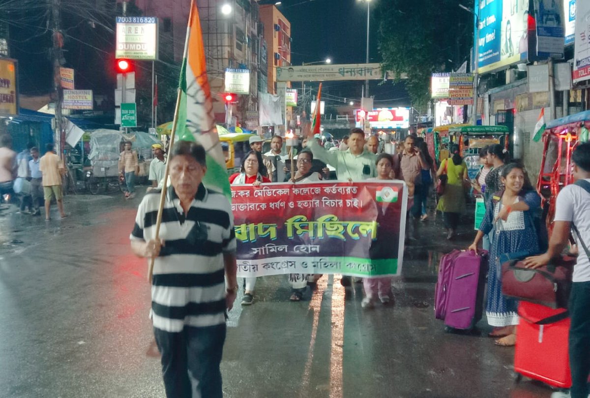 WestBengalPMC's tweet photo. #RGKarMedicalCollegeandHospital কান্ডের প্রতিবাদে উত্তর ২৪ পরগনার (শহড়) জেলা মহিলা কংগ্রেস সভানেত্রী কল্যাণী চক্রবর্তী উদ্যোগে জেলা মহিলা কংগ্রেস পক্ষ থেকে দম দম রোডে এক মশাল মিছিল করা হয়।
উপস্থিত ছিলেন প্রদেশ ও জেলা মহিলা কংগ্রেস নেতৃবৃন্দ।
#KolkataDoctorDeathCase https://t.co/cCxxsHPueh