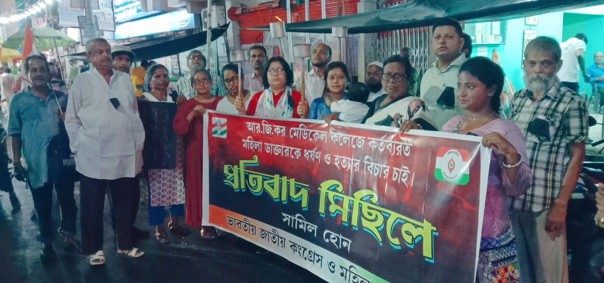 WestBengalPMC's tweet photo. #RGKarMedicalCollegeandHospital কান্ডের প্রতিবাদে উত্তর ২৪ পরগনার (শহড়) জেলা মহিলা কংগ্রেস সভানেত্রী কল্যাণী চক্রবর্তী উদ্যোগে জেলা মহিলা কংগ্রেস পক্ষ থেকে দম দম রোডে এক মশাল মিছিল করা হয়।
উপস্থিত ছিলেন প্রদেশ ও জেলা মহিলা কংগ্রেস নেতৃবৃন্দ।
#KolkataDoctorDeathCase https://t.co/cCxxsHPueh