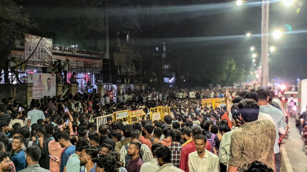 RRPSpeaks's tweet photo. जसजशी रात्र होत आहे तसतसा विद्यार्थ्यांचा प्रतिसाद वाढत आहे.

पण सरकारचा प्रतिसाद बघता,
“हम को उनसे वफा की है उम्मीद, जो नहीं जानते वफा क्या है”, अशी विद्यार्थ्यांची भावना असली तरी सरकारचा #इगो आणि विद्यार्थ्यांची सहनशीलता यांच्यातल्या या लढाईत विद्यार्थ्यांची सहनशीलता नक्कीच विजयी होईल.

असो! आता #आमचं_ठरलंय! #नोटिफिकेशन
 काढत नाही तोपर्यंत उठायचं नाही.

@mieknathshinde 
@Dev_Fadnavis 
@mpsc_office 

#MPSC_आंदोलन | #MPSC | #Pune |