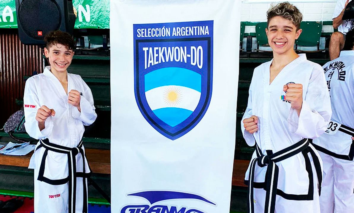 AgofaTv's tweet photo. ➡️ Valentino y Luciano Daverio necesitan apoyo para viajar al #MundialDekickboxing

📲 https://t.co/MFqbuvhsTd https://t.co/jz7aJWj9aQ
