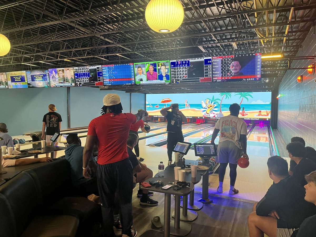 theDariusDavis's tweet image. The family went bowling!! Team Davis 1-0 😂 Bern got me in the last frame 🤦🏿‍♂️ #RMUFootball #PushNPull