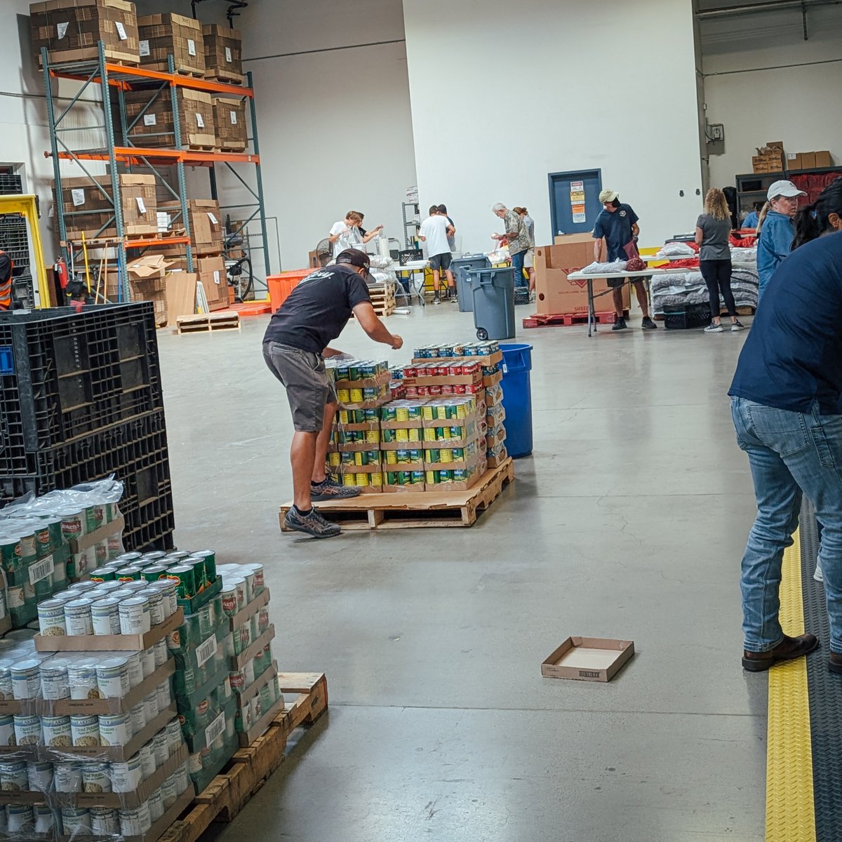 We are incredibly proud of our Environmental Lights team members who recently volunteered at the San Diego Food Bank! Together, they packed more than 10,000 meals for families in need.

#CommunityFirst #EnvironmentalLights #VolunteerWork #Volunteer #SanDiegoFoodBank #GivingBack