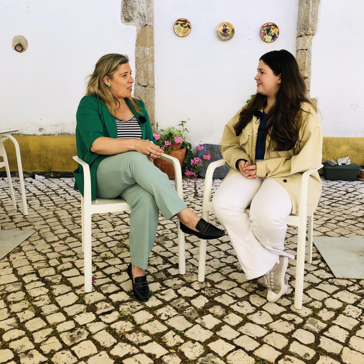 A Joana Almeida tem 15 anos, vem de Gouveia e foi concorrente do The Voice Kids em 2023. Este ano lançou os singles 'Se me ouvires cantar' e 'Amor Escondido' (com Matheus Alcântara). E é um doce de menina. shorturl.at/ODB4P #radio #musicalusofona #tunetradio #musicanova