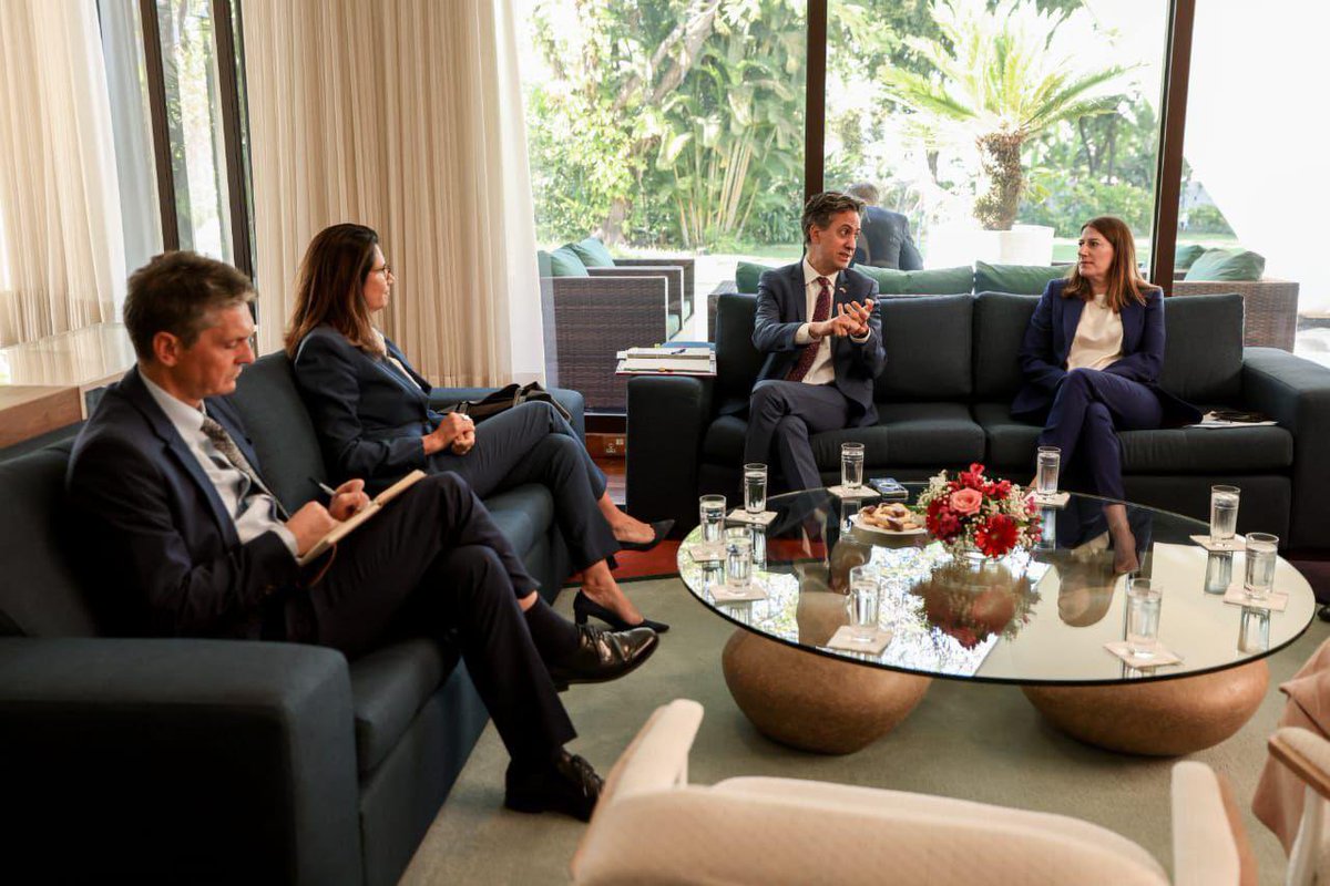 Ed Miliband tweet media