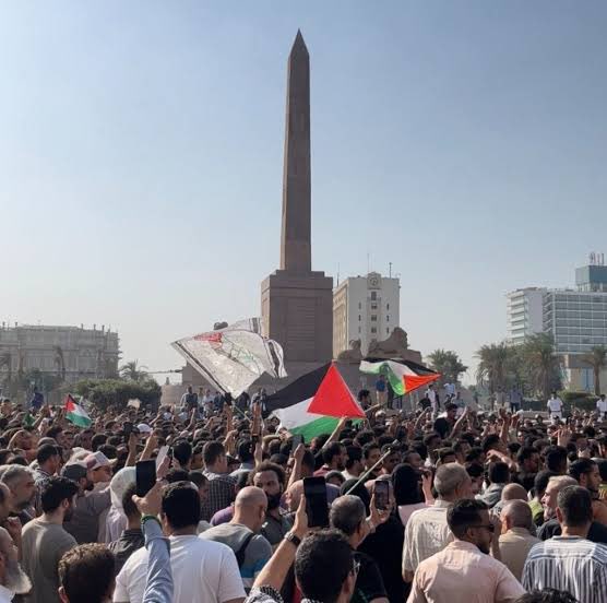 النهاردة عشرات من الشباب اللي نزلوا مظاهرات أكتوبر تضامنًا مع فلسطين كملوا ١٠ شهور حبس.

ليه؟ عشان فلسطين بوصلتهم وقضيتهم الأولى، وعشان بيكرهوا الصهاينة اللي نهبوا أراضينا وذبحوا أطفالنا وشردوا أمهاتنا في وقت مش بعيد. 

القضية واحدة والدم واحد.
هاتوا أخواتنا من الزنازين.