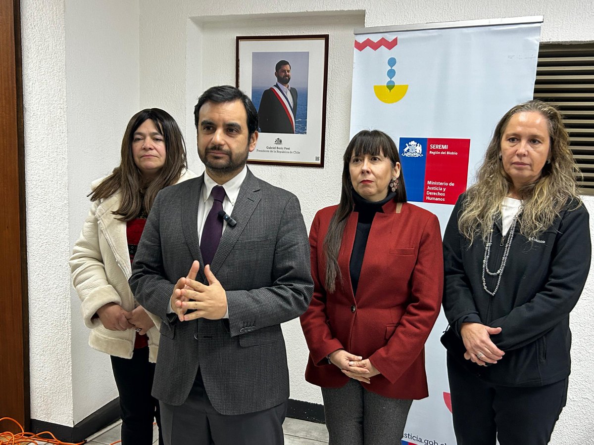 Sename_gobierno's tweet photo. Biobío: el @SubseJusticiaCl Jaime Gajardo; la directora del @Sename_gobierno, Maria Eugenia Fernández y la directora de @reinsercion_gob, Rocío Faúndez, participaron en encuentro de seremis del @MinjuDDHH en la Macrozona Sur para avanzar en la implementación del nuevo servicio. https://t.co/wr7FEZb5Xh