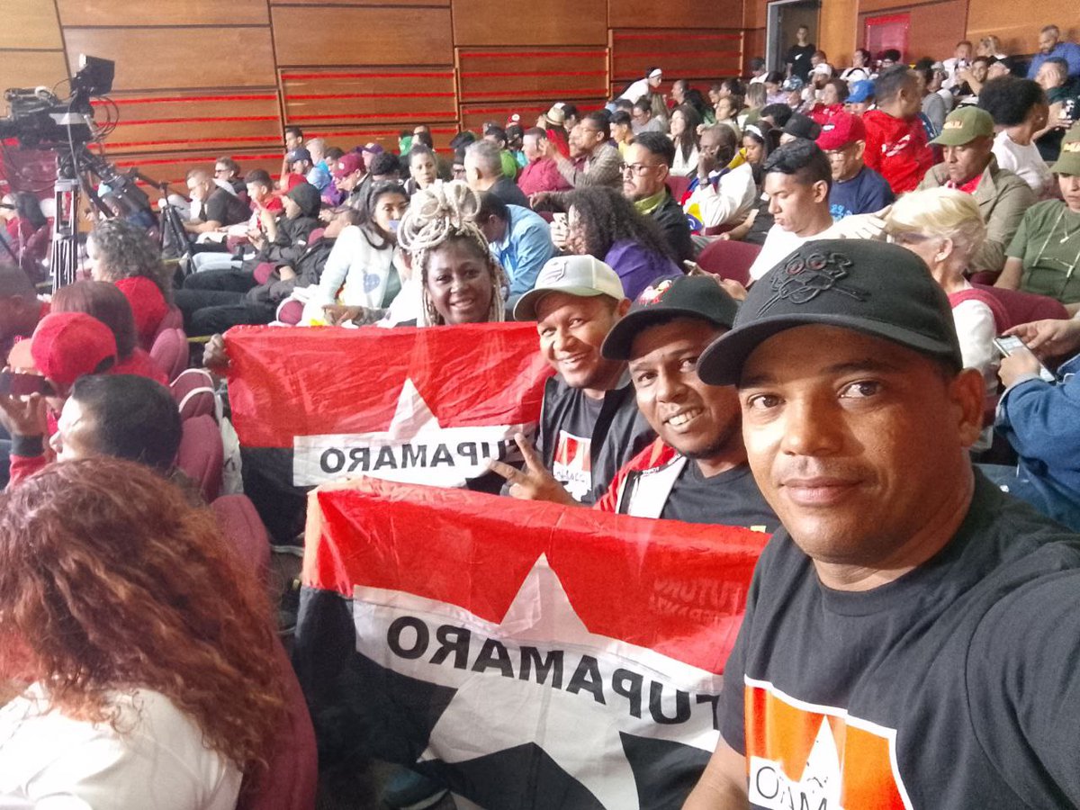 SIN TRUCO NI MAÑA

En el programa <a href="/ConElMazoDando/">Con el Mazo Dando</a> conducido por el camarada <a href="/dcabellor/">Diosdado Cabello R</a> nuestros Rebeldes dicen presente. #VenezuelaTodaEnPaz no se pierde éste espacio para enterarse de los acontecimientos d la revolución y el verdadero plan fascista de la oposición
<a href="/NicolasMaduro/">Nicolás Maduro</a>