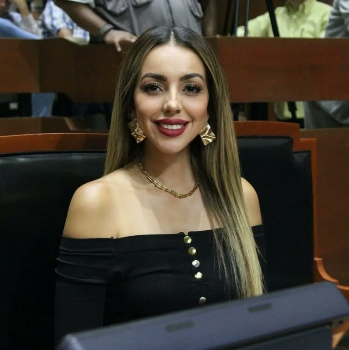 YussaraCG's tweet photo. Hoy se aprobaron 2 más de mis iniciativas, una de ellas para obligar a los gobiernos municipales de todo Jalisco a que cumplan con su deber de velar y proteger a los perritos callejeros. Cerramos esta legislatura callando bocas de los conservadores con trabajo. 🤫🫶🏻 https://t.co/xH9rAYwvZH