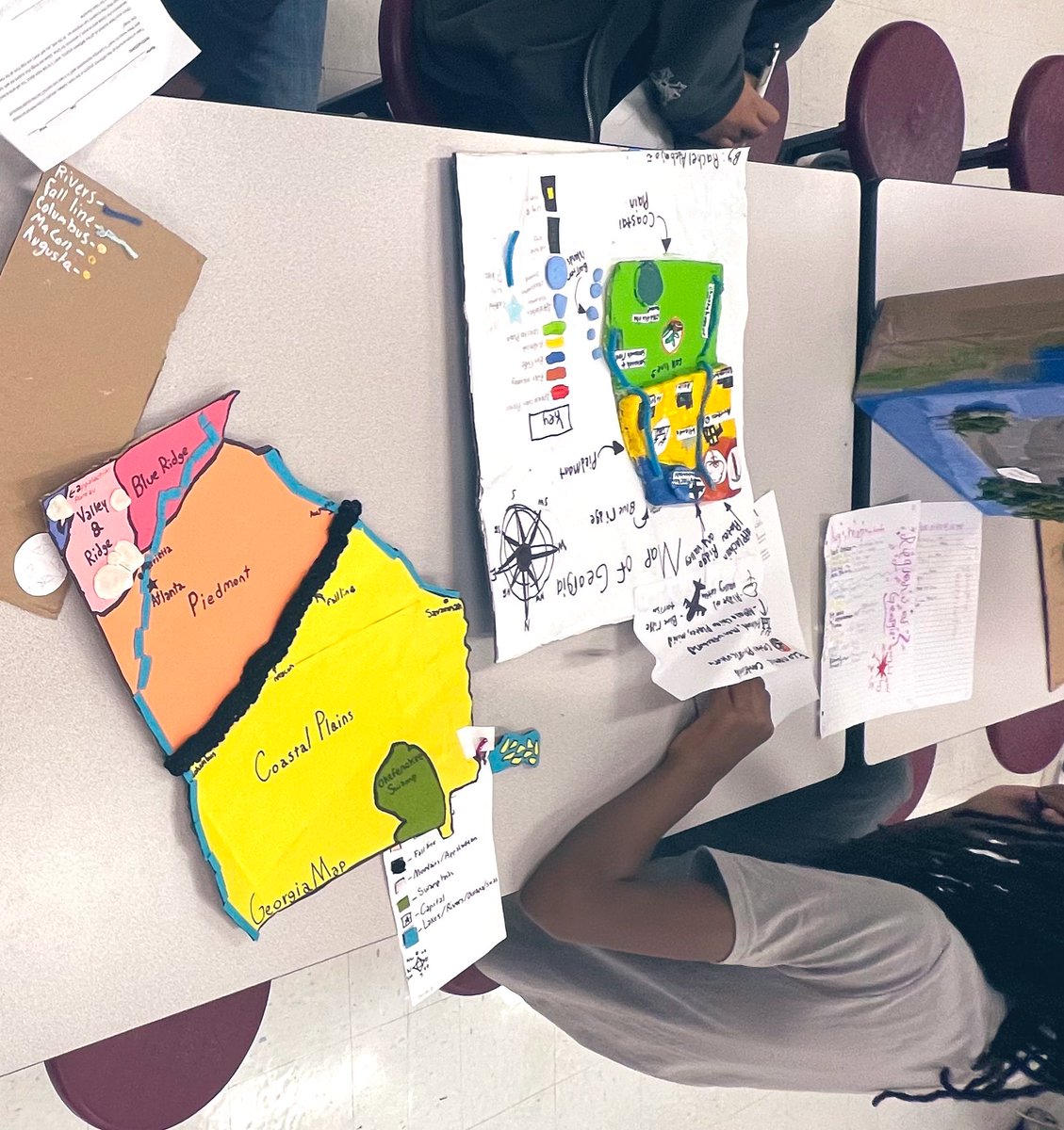 KayCDavis24's tweet photo. Today, Ms. Fant’s 8th grade @GarrettMSGators conducted a showcase of their Georgia regions projects. Students were able to give constructive feedback in the form of Glows and Grows using the project-based rubric. 🐊♥️ @PrincipalKBrown https://t.co/RE6bPmiOwk