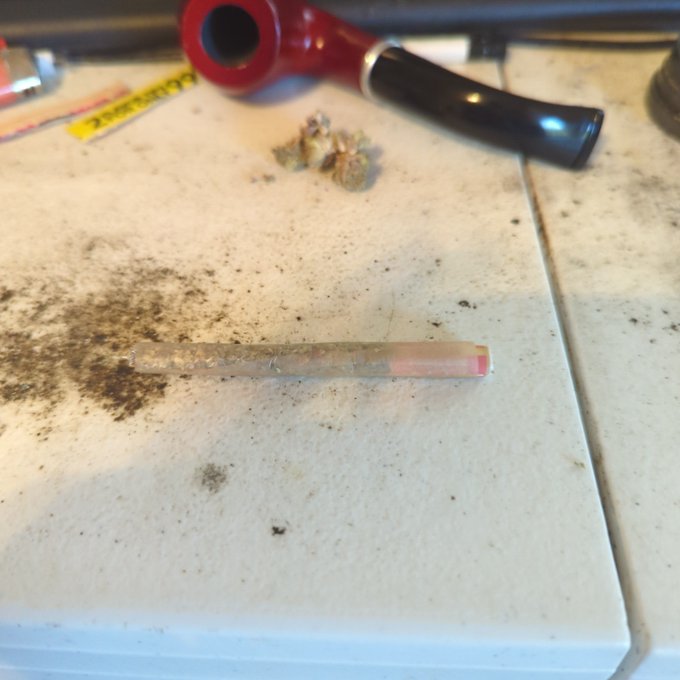 U pop the end for pineapple weed. Wow. Let's try. https://t.co/ZGgOOB1G7y