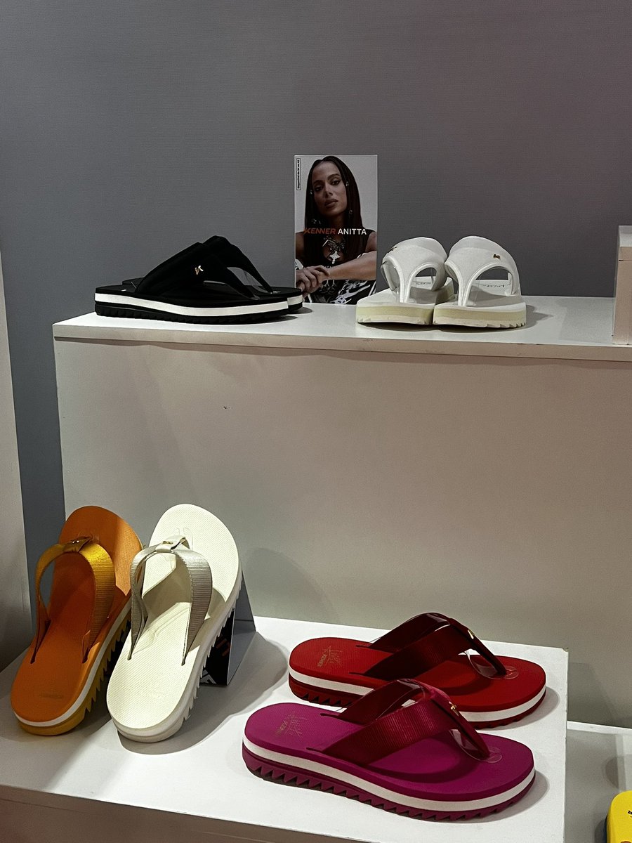 vai jogando no meu pé, vai jogando senhor uma de cada cor