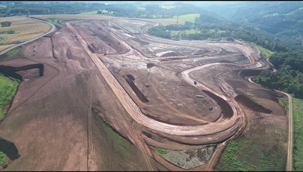 politta_c's tweet photo. Vocês sabiam que teremos um autódromo novo no Brasil?

Está sendo construindo um autódromo em Chapecó (SC). 
As obras já iniciaram e já da pra ver uma “cara” do traçado, este que vai ter 4004 metros, 12 curvas e 2 grandes retas. https://t.co/MJn4YF8f5K