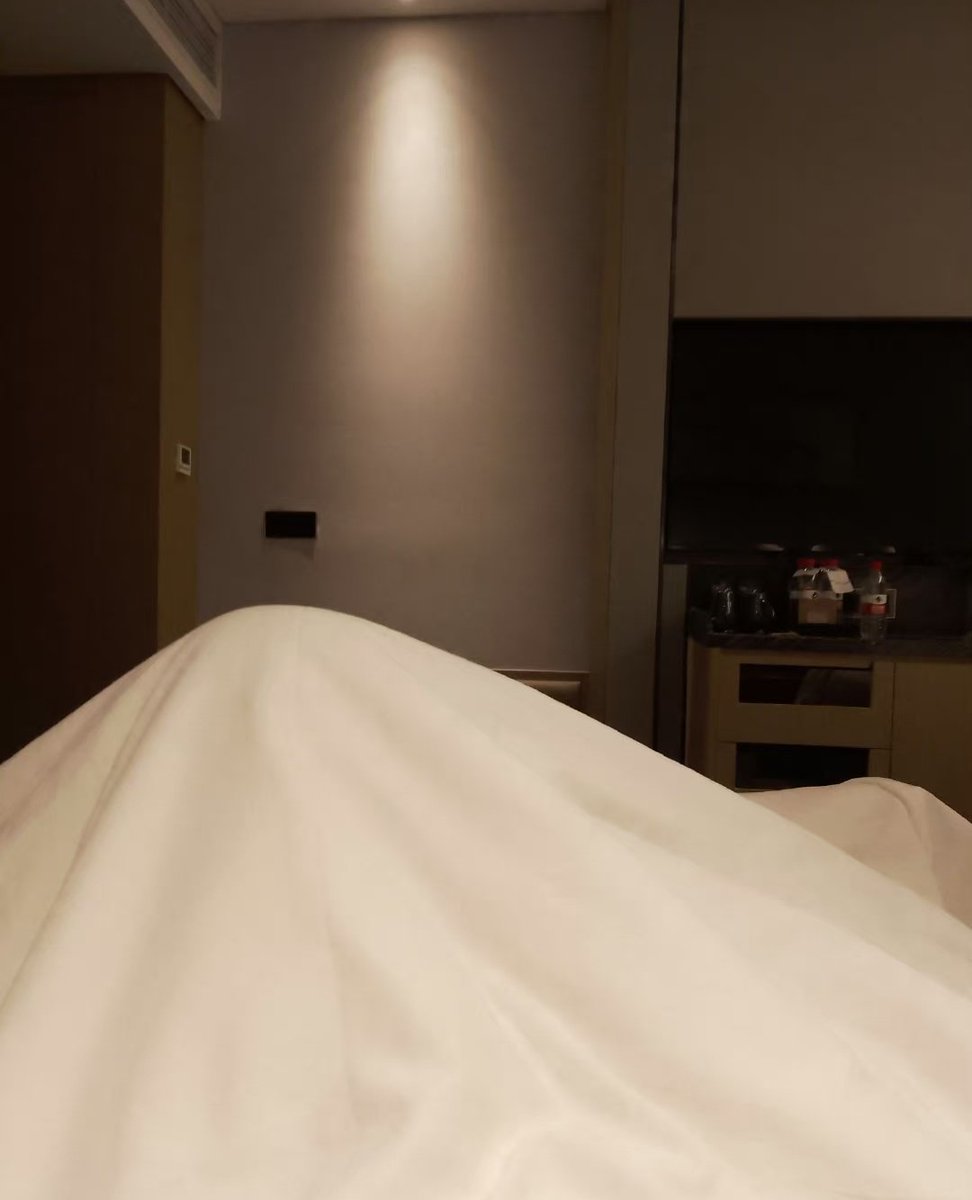 一大早被隔壁女的浪叫吵醒了，这这男的也太猛了吧，我都想敲门看看了 https://t.co/A0ZjmJ2Nkd