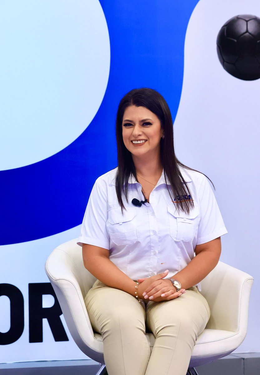 indeselsalvador's tweet photo. Nos acompañó en +Deportes, Wilber Díaz, jugador de Turín FC, y Tatiana Serrano, gerente de marketing y relaciones públicas de FESA. Sintonízanos en estos momentos, a través de la señal de Canal 10. 

También puedes vernos en:
▫ YT: https://t.co/Uktofm0uKK

#ConstruyendoElCamino https://t.co/8C916tVOH3