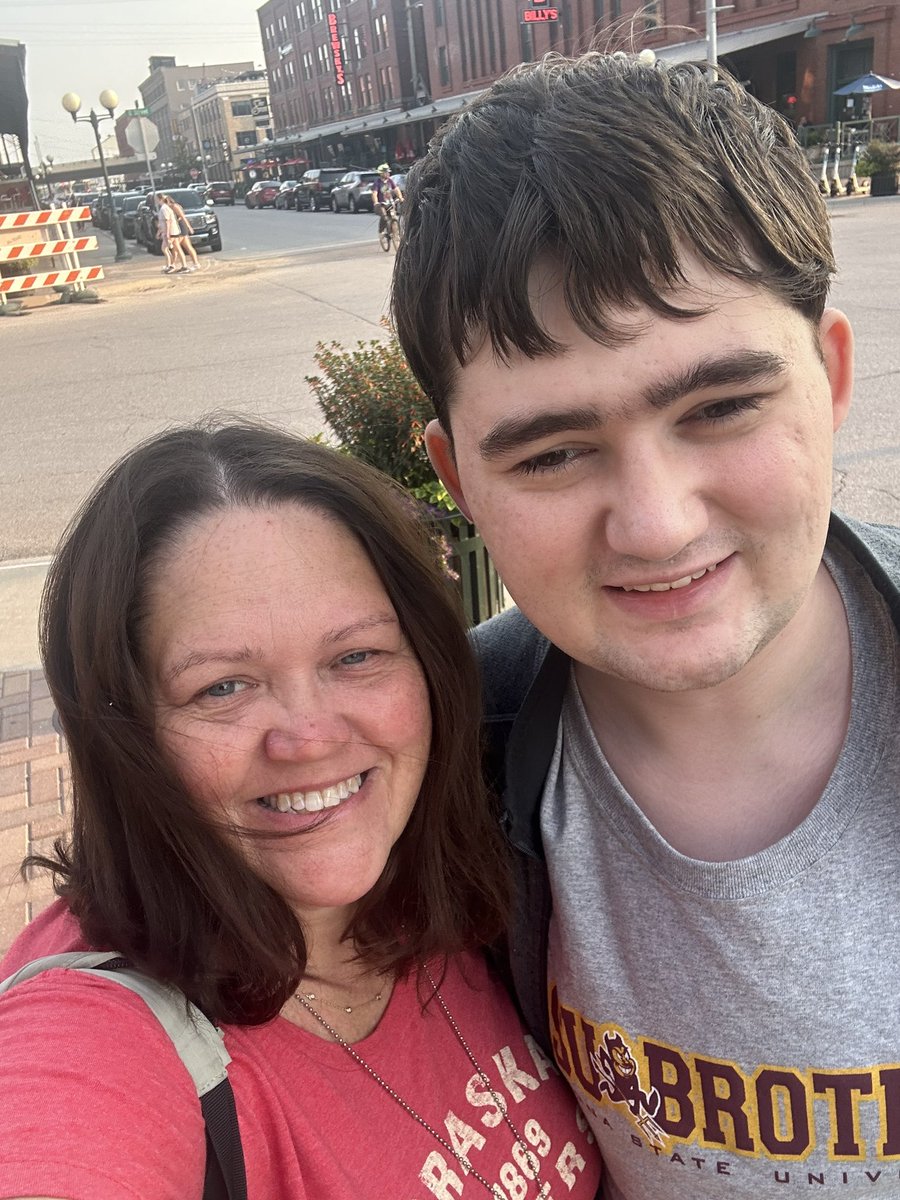 JenDeJournett's tweet photo. Made it to campus with my best guy #Kid1 - #GBR move in is tomarrow ... can't believe tomorrow is the start of Junior year for my Software Engineer - such a good kid , last year he was under grad researched of the year at #UNL #HaveSoftwareWillInvent 💻 https://t.co/4H3HzRuSQy