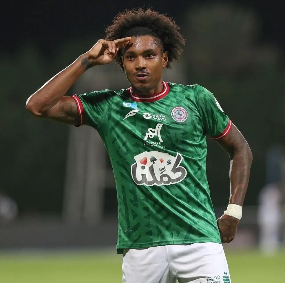 centraldoarabao's tweet image. 🚨🟢🔴 O meia-atacante 🇧🇷 Vitinho está fora dos planos de Steven Gerrard para a temporada.

O 🇸🇦 Al Ettifaq busca conseguir um empréstimo ou venda definitiva do brasileiro de 30 anos.

Apesar de estar treinando com o grupo, a tendência é que o jogador encontre um novo clube para