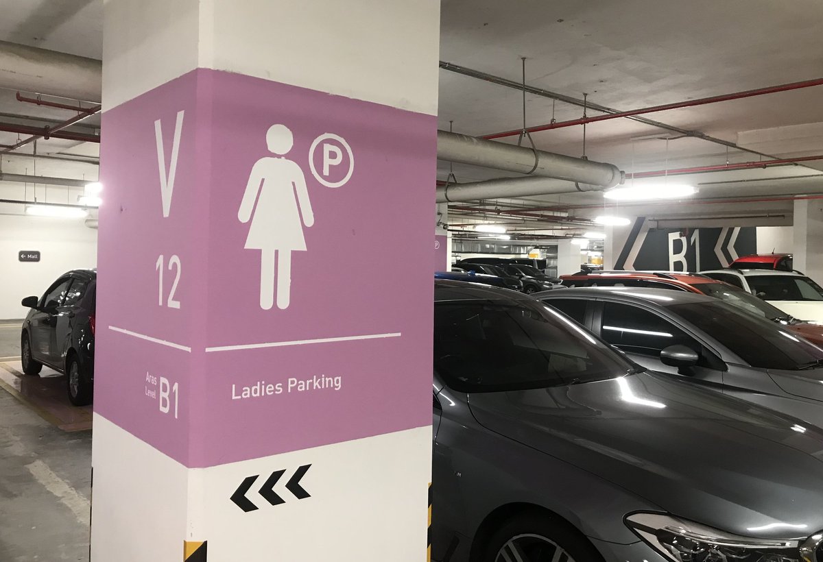 AzizulFarhan2's tweet photo. Selepas kes ni, banyak mall di Malaysia ambil langkah ketat untuk jaga keselamatan pelanggan wanita. 

Mereka buat parkir khas dekat dengan pintu masuk, pasang CCTV di kawasan parkir dan letak butang panik supaya wanita boleh minta tolong cepat kalau rasa tak selamat. https://t.co/AdG99OuaFp