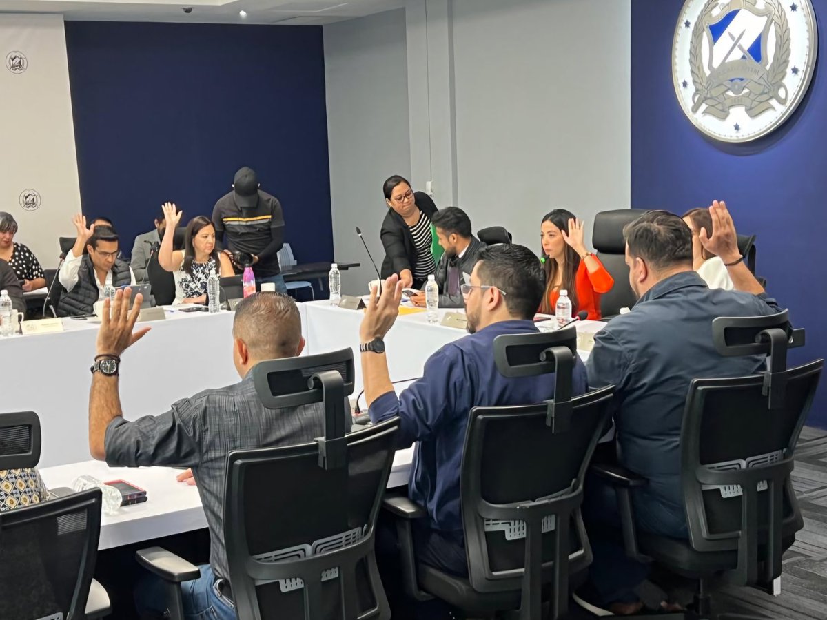 Alejandr0Nochez's tweet photo. 📍 #SanSalvadorCentro

Como Concejales @ErickCon1974 y su Servidor votamos a favor ✋🏾 para adjudicar el proyecto Readecuacion de Espacios para las Oficinas de la Unidad de Bienestar Animal y Construcción de Perreras, para que el personal y los animales 🐶🐱 tengan lugares dignos. https://t.co/1C5kteP2GM