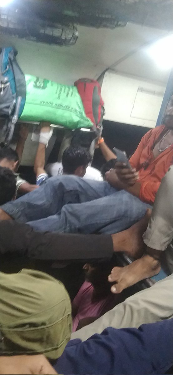 mallya's tweet photo. @RailMinIndia 
आज भारतीय रेल एक सबसे बड़े घोटाले करने के लिए जानी जाती है रेलवे मंत्री भारी मोती घुस लेने के लिए जाने जा रहे है गरीबों के सफर की साथी कभी भारतीय रेल हुआ करती थी आज अमीरों के शोक पूरे करने के लिए जानी जाती है ये हाल है जनरल कॉच का और ये सभी का हाल है https://t.co/y38kbneHtb