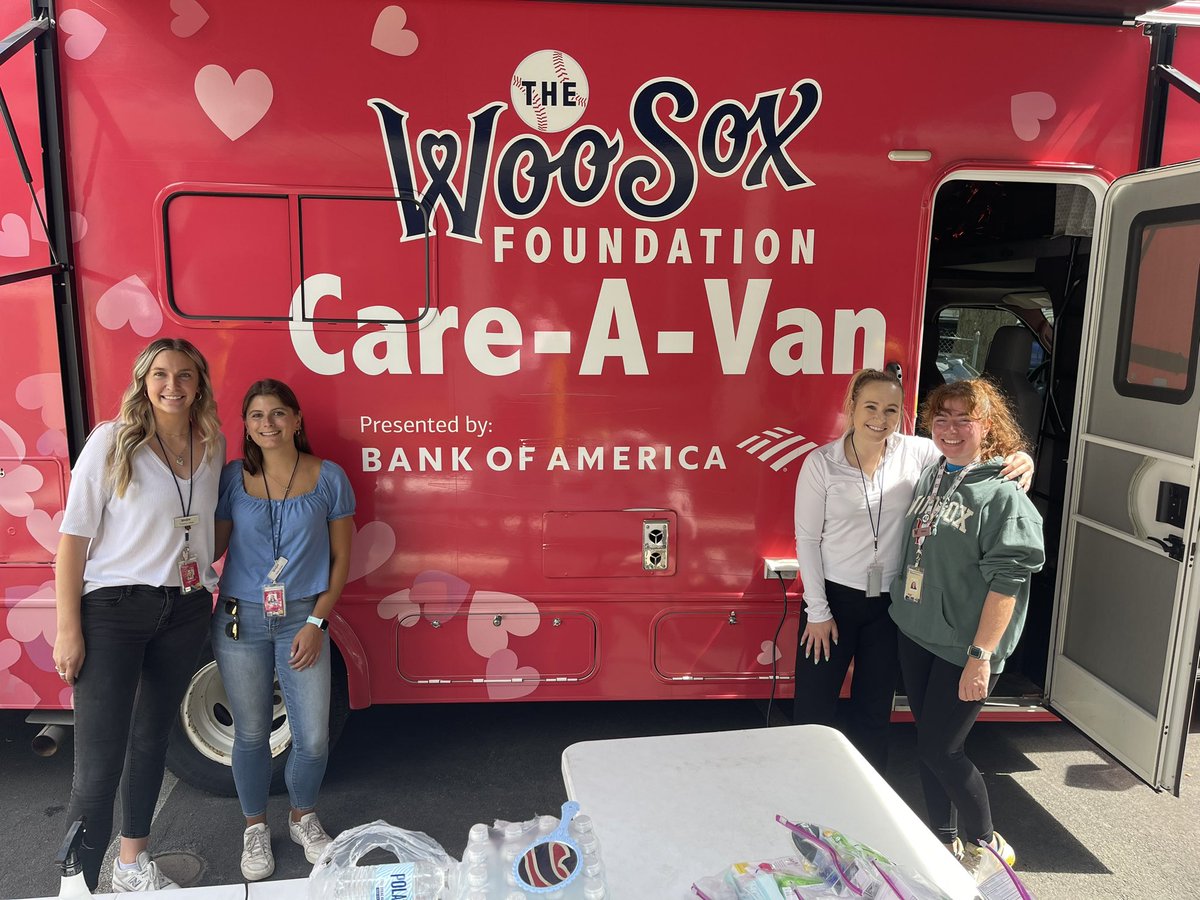 WooSoxFDN's tweet photo. We thank our friends and community partners at @whauthority for inviting us to pass out hygiene kits at one of their locations on this beautiful afternoon! And we thank our wonderful friends at Recalde’s Barber Shop for joining us to provide free haircuts. https://t.co/khXRIQJHu1