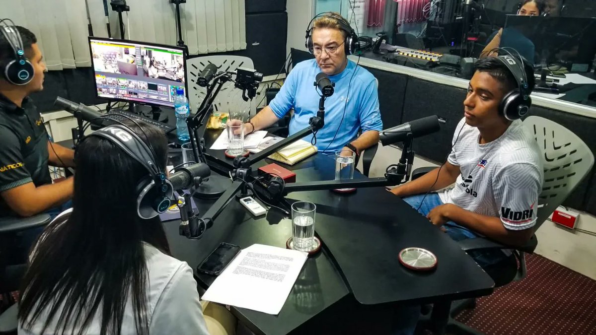 1077Fuego's tweet photo. #FanáticosRadio|  Está tarde nos visitó en cabina Tatiana Serrano Gerente de Mercadeo de FESA y Wilber Díaz Becario de Fesa que partirá este viernes a un campamento de entrenamiento en España. https://t.co/ojt1KIGVc8